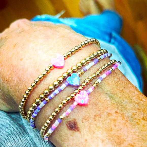 Heart 💘
Handmade 14k gold filled stretch shell heart bracelet - Picture 6 of 7